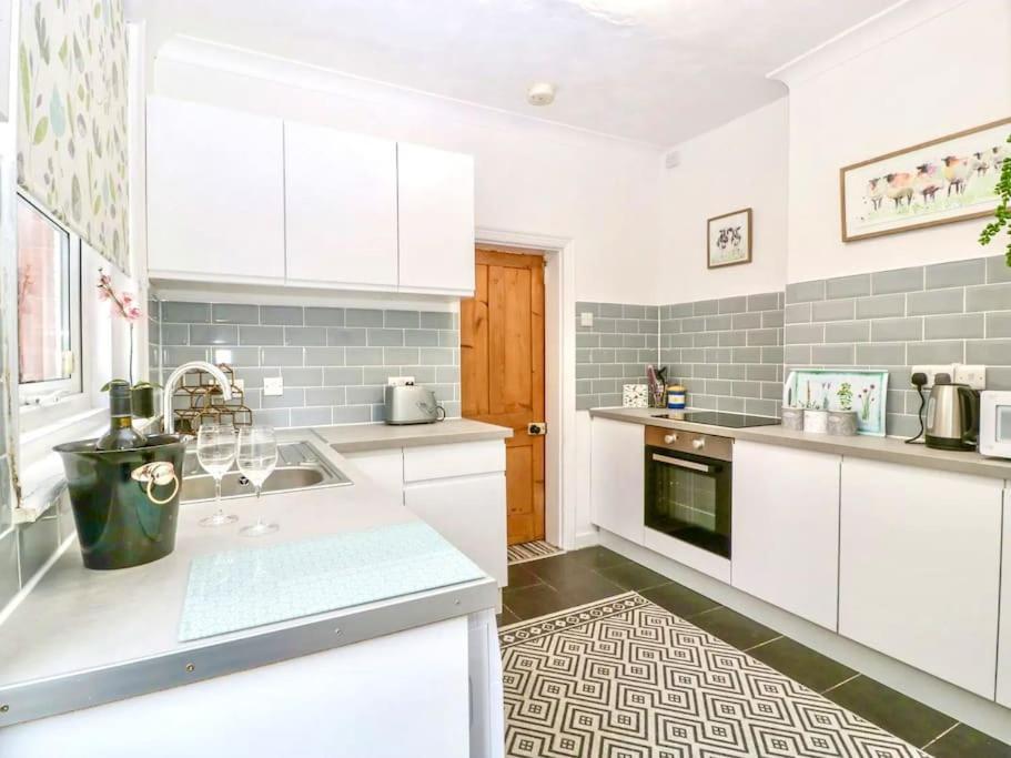 Homely 4 Bedroom Large House Inc Free Parking - Great Location - Fast Wifi - Smart Tv - Sleeps Up To 7! Close To Bournemouth & Poole Town Centre & Sandbanks Exterior foto